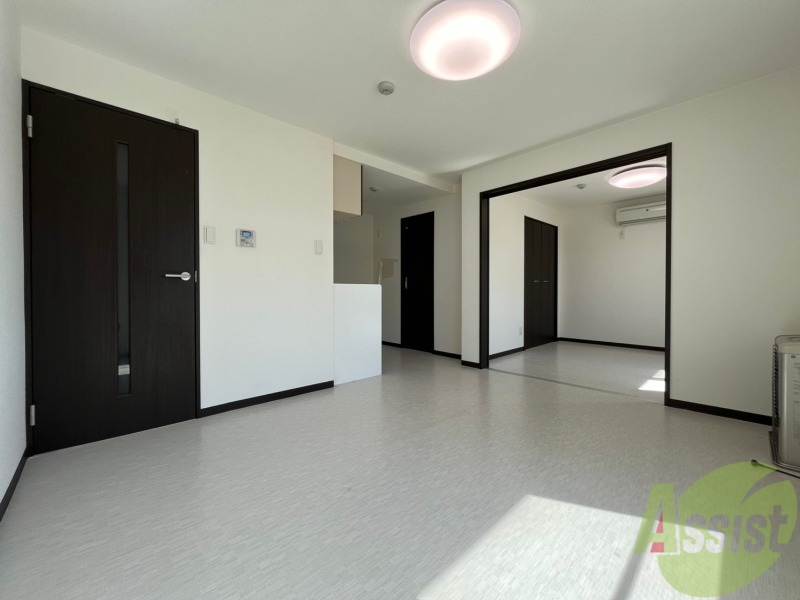 居室・リビング　９．７帖のＬＤＫ。引き戸を開けると解放感があります。