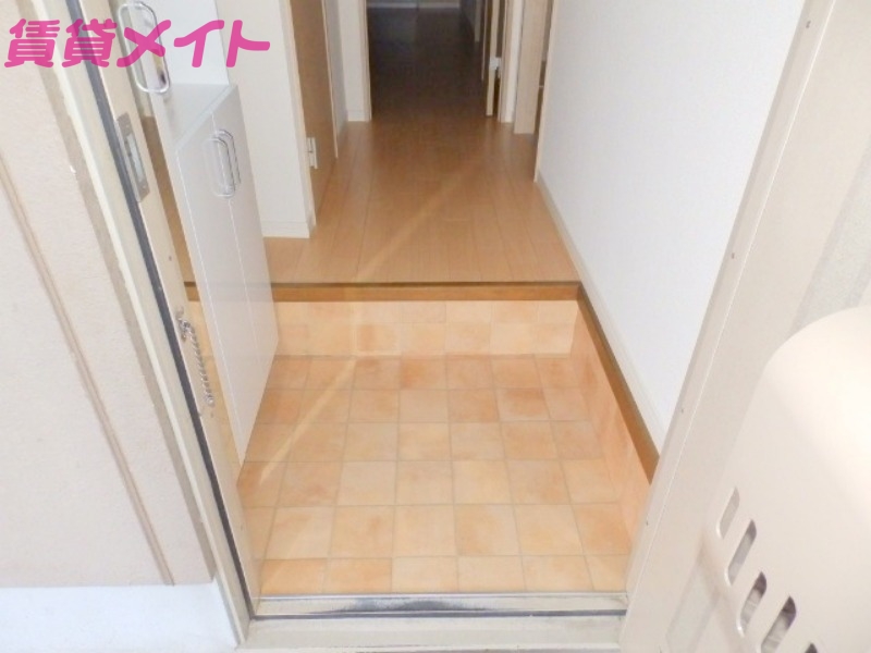 玄関　同物件、別部屋の写真です