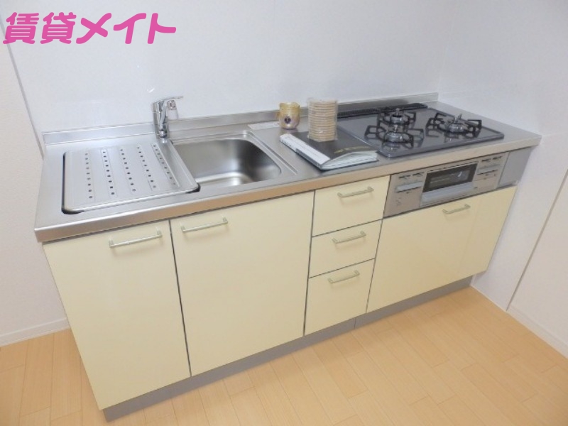 キッチン　同物件、別部屋の写真です