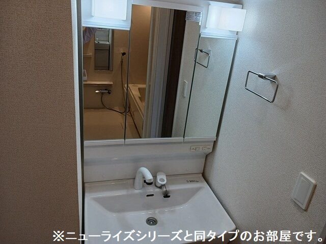 洗面設備　明るい洗面所です
