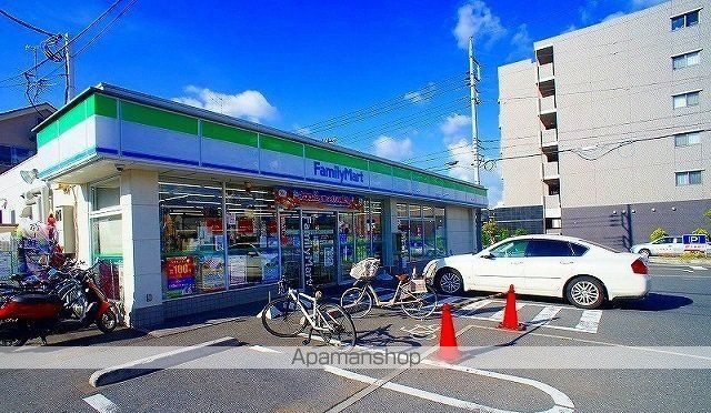 コンビニ　ファミリーマート（コンビニ）まで140m