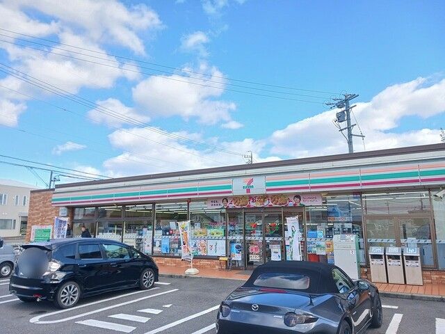コンビニ　セブンイレブン鈴鹿地子町店（コンビニ）まで1000m
