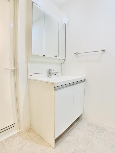 洗面設備　ゆったりとスペースのある洗面所