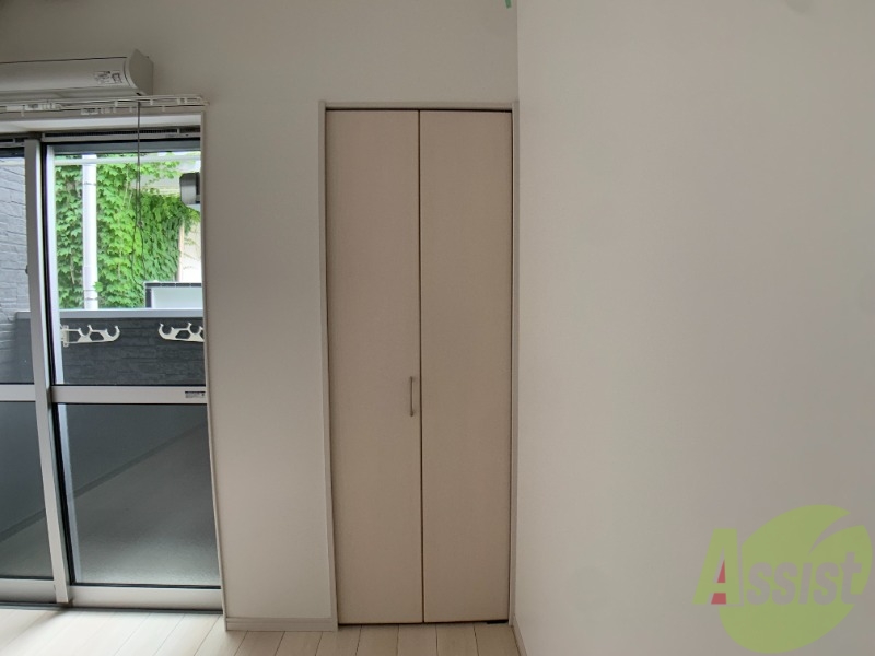 収納　洋室のクローゼットは一人暮らしにはちょうど良いサイズですね。