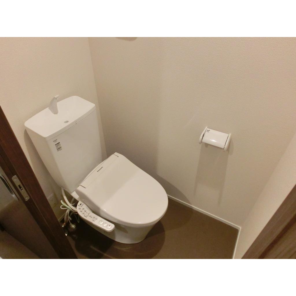 トイレ　落ち着いた色調のトイレです