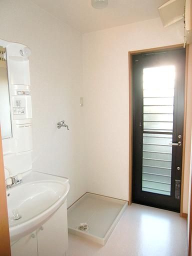 洗面設備　洗面　裏口あります