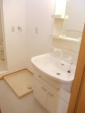 洗面設備　明るい洗面所です