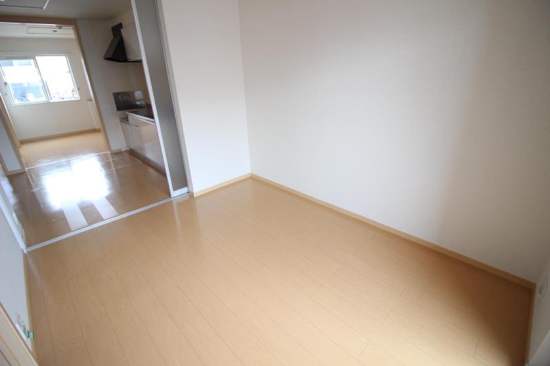 居室・リビング　リビングとダイニングの様子