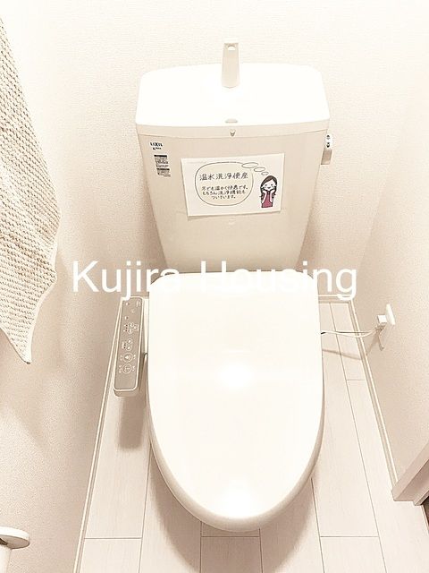 トイレ　温水洗浄機能付きの便座です★