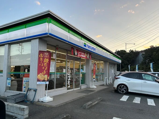 コンビニ　ファミリーマート 伊勢原三ノ宮店（コンビニ）まで870m