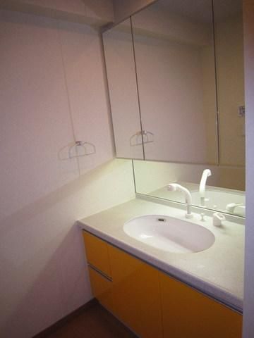 洗面設備　３面鏡付シャンプードレッサー