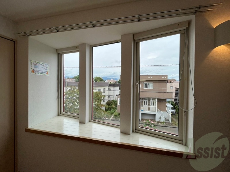 バルコニー　大きな窓がありますので風通しが良さそう。