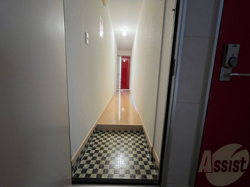 玄関　玄関です。すぐ広いリビングにつながっています。