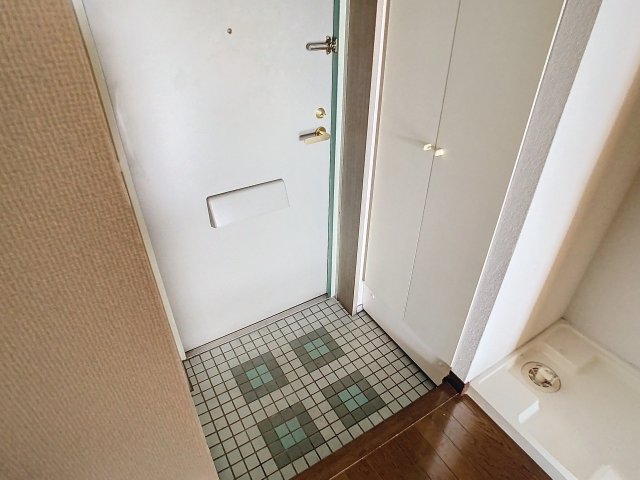 玄関　掲載写真は同型モデルを掲載しており実際のお部屋と仕様等が異な