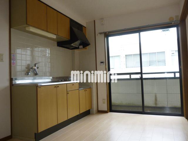 居室・リビング　アイボリー調のライトなフロワーカラーのダイニングスペース