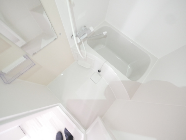 バス・シャワールーム　★鏡付の清潔感のあるバスルームです★