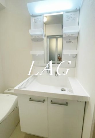 洗面設備　独立洗面台になります。