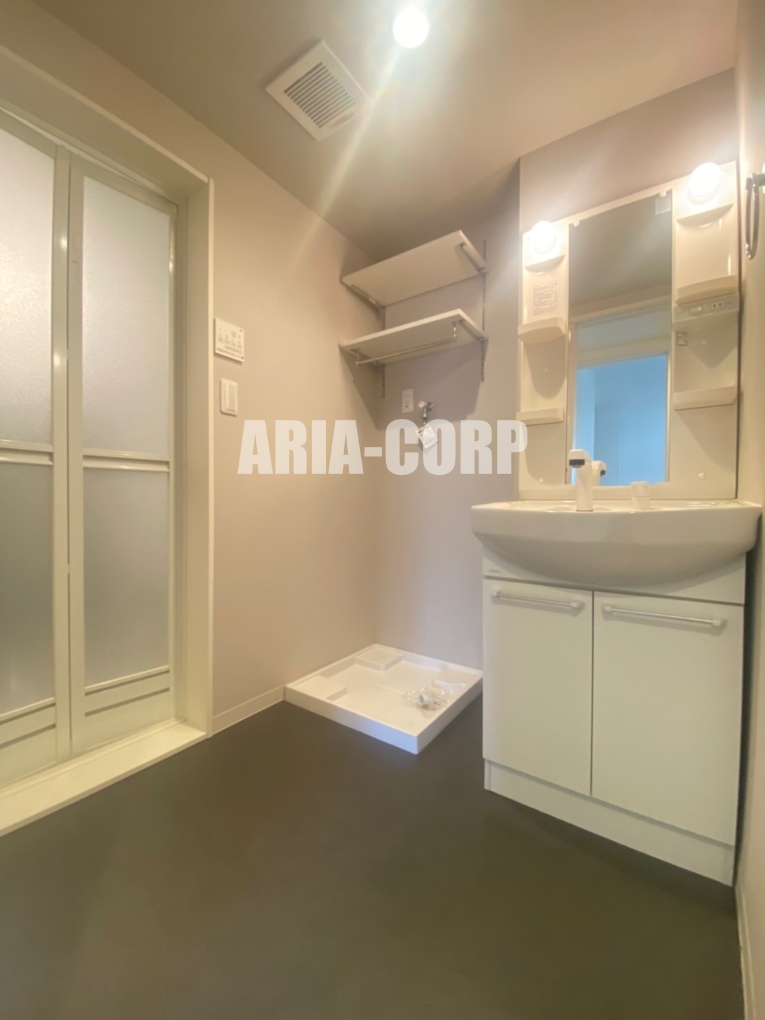 洗面設備　シャンプードレッサー付きの独立洗面台！収納豊富な洗面所♪