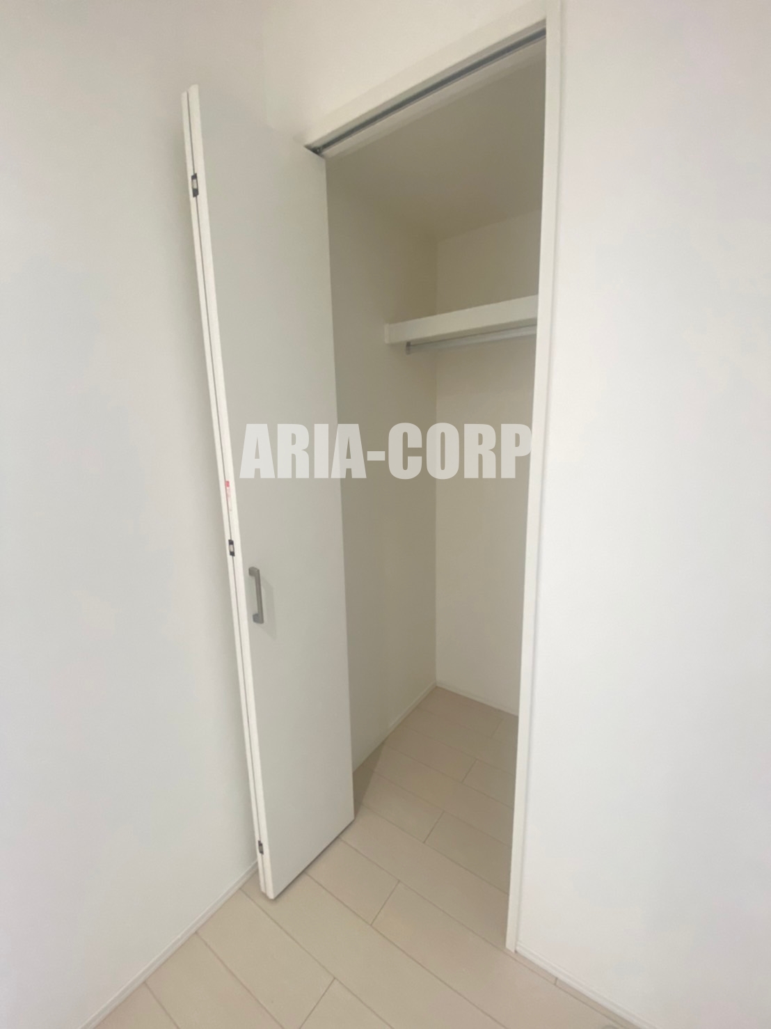 収納　クローゼット、上部には便利な棚がございます