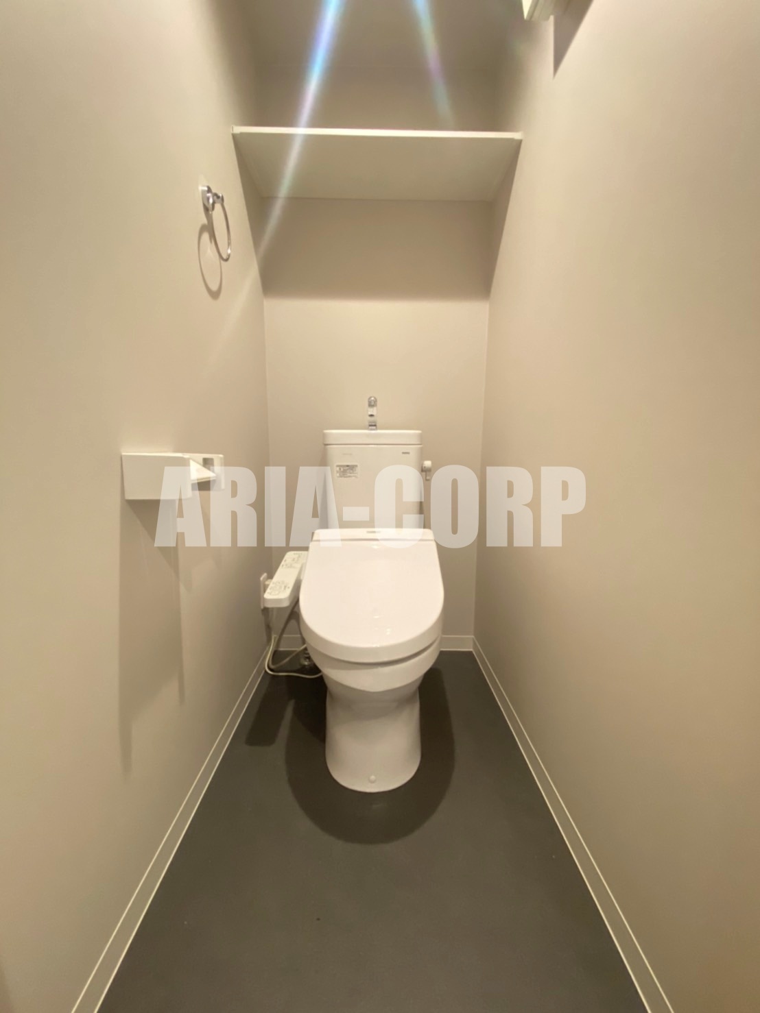 トイレ　ウォシュレット対応♪上部には収納スペースもあります！