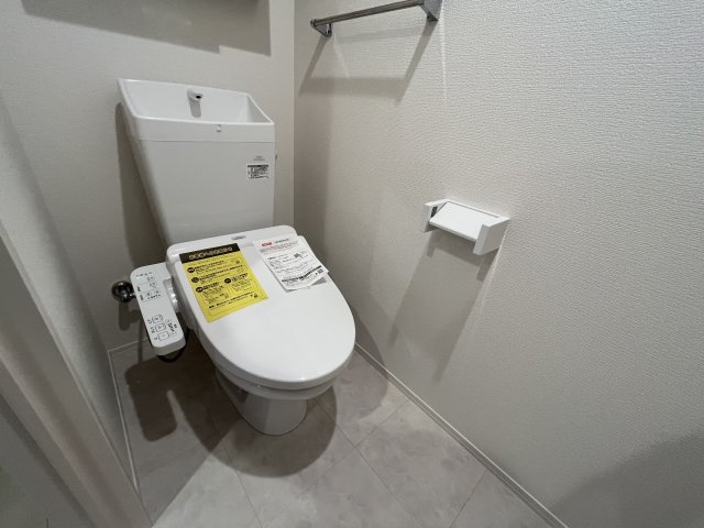 トイレ　温水洗浄便座付きで便利です！