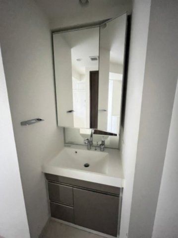 洗面設備　明るい洗面所です