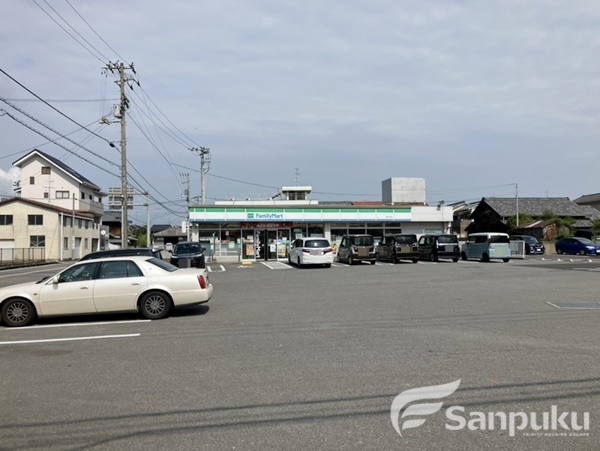 コンビニ　ファミリーマート堀江町店（コンビニ）まで297m