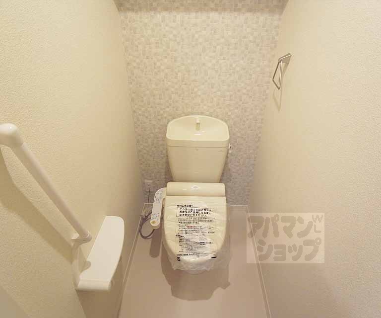 トイレ　ウォシュレット付き。