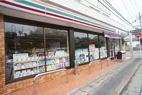 コンビニ　セブンイレブン福岡松崎店（コンビニ）まで666m
