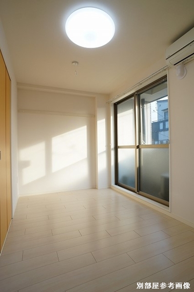 居室・リビング　こちらのリビングで趣味の時間をお楽しみください♪