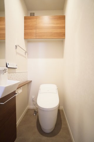 トイレ　タンクレス多機能温水洗浄便座♪