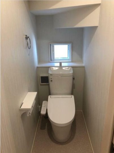 トイレ　落ち着いた色調のトイレです