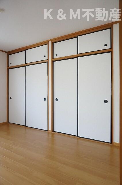 その他部屋・スペース　開放的な寝室です