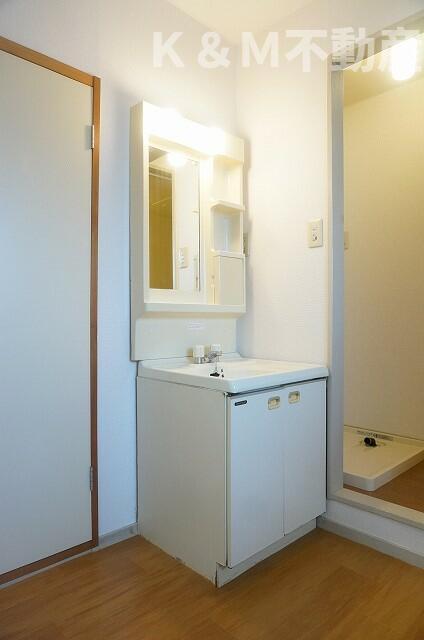 洗面設備　独立洗面台、小物を置くことができて便利です