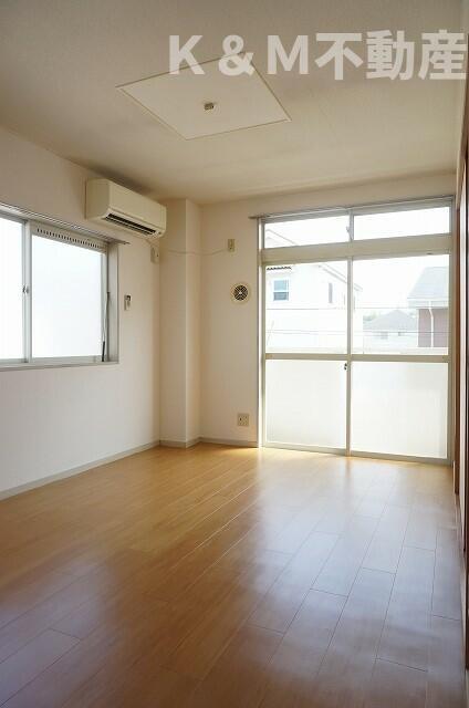 居室・リビング　こちらの居間で趣味の時間をお楽しみください