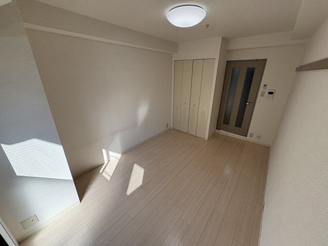 その他部屋・スペース　落ち着いた色調の寝室です