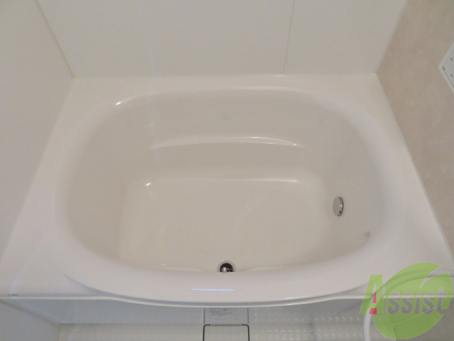 バス・シャワールーム　バスルームは狭すぎず、シャワーも浴びやすそうです。