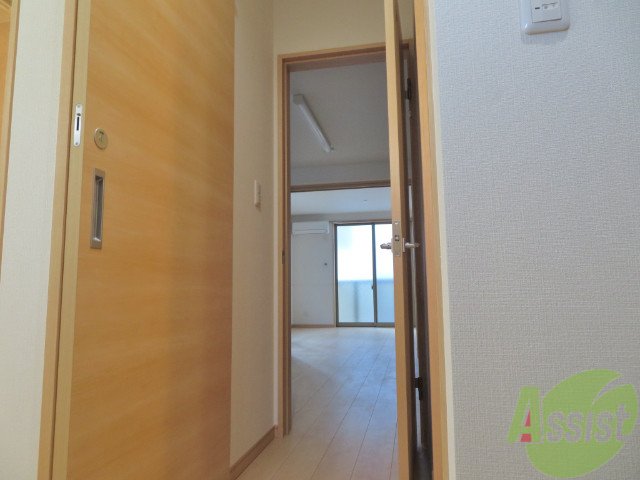 玄関　玄関の様子です。広い洋室にすぐ繋がっています。