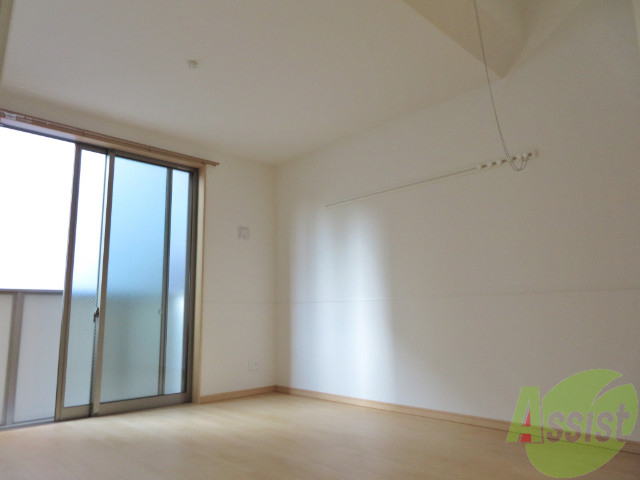 居室・リビング　９．２帖の洋室です。広々として、きれいですね。