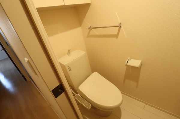 トイレ　温水シャワー付きトイレです