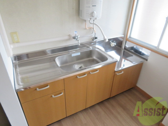 キッチン　こちらも広めのキッチンです。広く使えるのはありがたいですね