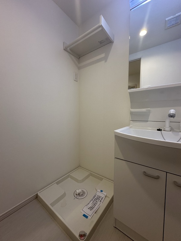 洗面設備　明るい洗面所です