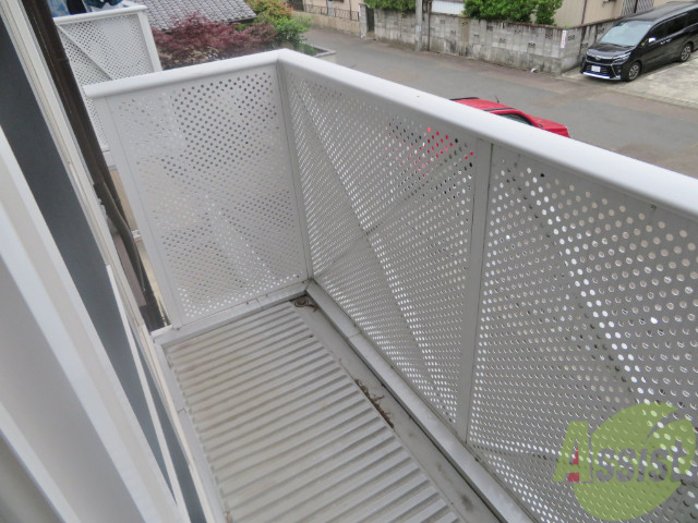 バルコニー　バルコニー。洗濯物がはかどりそうな広さがありますよ。