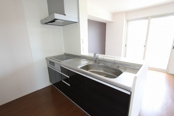 キッチン　3口コンロのシステムキッチンで楽しくお料理♪