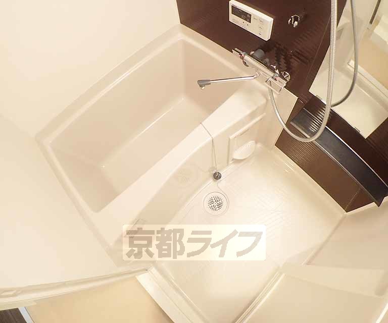 バス・シャワールーム　清潔感のあるバスルームです。