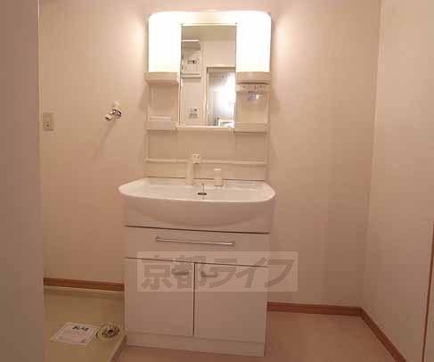 洗面設備　シャンプードレッサ付の独立洗面台です。