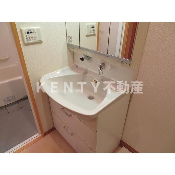 洗面設備　明るい洗面所です