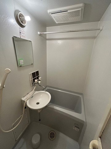 バス・シャワールーム　コンパクトで使いやすいお風呂です