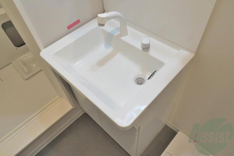 洗面設備　シャワーヘッドも付いており便利な洗面台ですね。