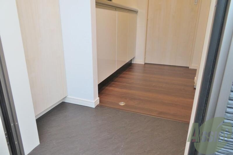 玄関　玄関横には大きめのシューズボックスが付いております。